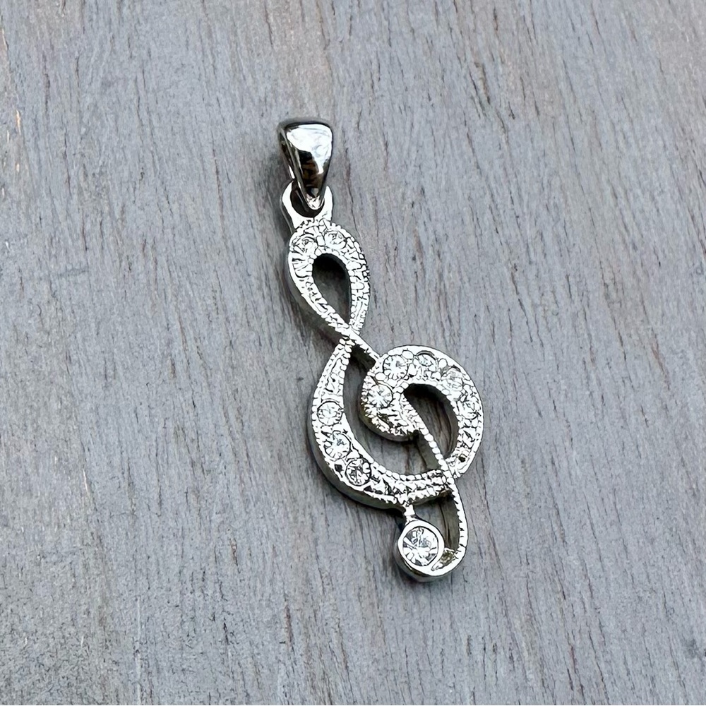 💥3/$10💥 Silver & Rhinestone Treble Clef Pendant